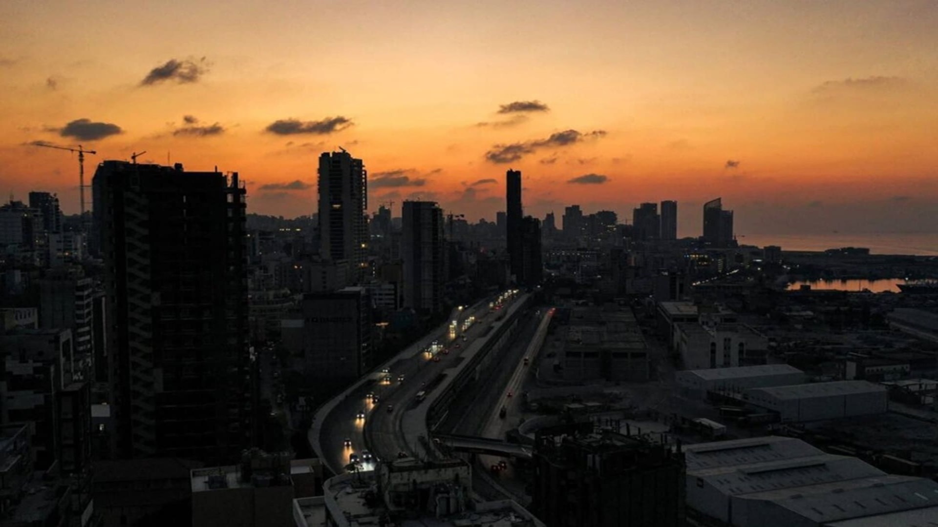 دعم "جزائري" إلى لبنان  ..  وكميات من الوقود في طريقها لحلحلة الأزمة